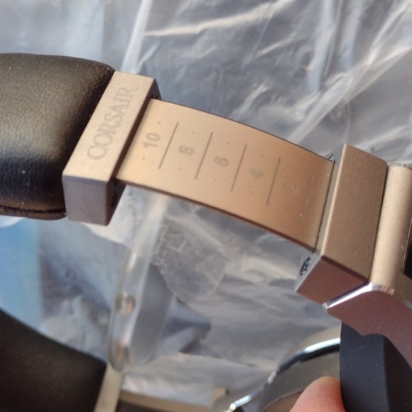 Corsair Sleek Black Over-Ear Headphones - Picture 2 of 2